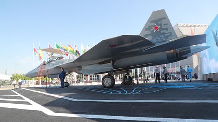 Un avion de chasse russe "Sukhoi" de cinquième génération exposé à un forum militaire le 21 août 2022, près de Moscou.&nbsp; (MAXIM SHIPENKOV / EPA)