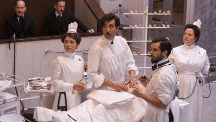 Clive Owen, au centre, dans la série "The Knick" (CINEMAX)