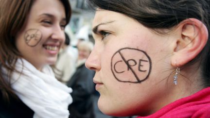 Des étudiantes&nbsp; participent à la manifestation contre le CPE àRennes (Ille-et-Vilaine), le 4 avril 2006. (DAVID ADEMAS / AFP)