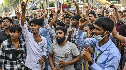 Des ouvriers du secteur du textile bloquent une route, le 1er novembre 2023 à Dhaka (Bangladesh). (ZABED HASNAIN CHOWDHURY / NURPHOTO / AFP)