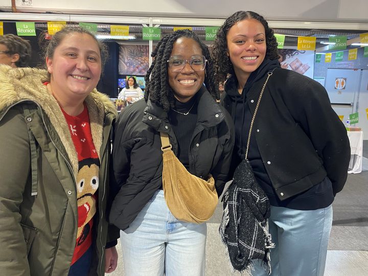 De gauche à droite, Laura, Aurélie et Enora au Salon du livre jeunesse de Montreuil, à Montreuil, le 2 décembre 2024. Les professionnelles de l'enfance sont venues repérer des livres pour les enfants de 0 à 3 ans qu'elles accueillent dans une crèche de Vincennes. (FG / FRANCEINFO)