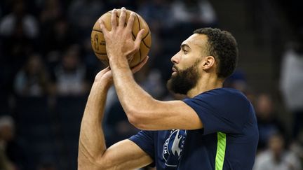 Le basketteur français, Rudy Gobert, avec son équipe des  Minnesota Timberwolves lors d'un match de NBA à domicile face aux New Orleans Pelicans, le 9 avril 2023. (STEPHEN MATUREN / GETTY IMAGES NORTH AMERICA / AFP)