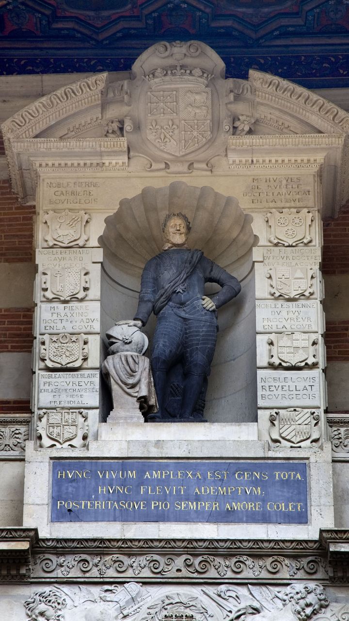 La statue d'Henri IV dans la cour du Capitole à Toulouse, en avril 2006. (SIERPINSKI JACQUES / HEMIS / AFP)