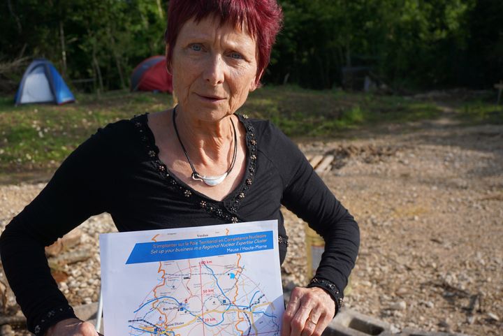 Régine, 65 ans, montre comment les installations nucléaires envahissent la Meuse et la Haute-Marne. (JULIE RASPLUS / FRANCETV INFO)