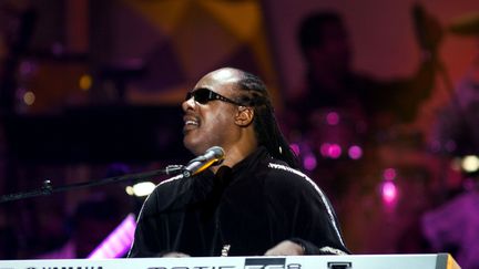 Stevie Wonder en répétition le 9 octobre 2004 à Washington (DAVID S. HOLLOWAY / GETTY IMAGES NORTH AMERICA / AFP)