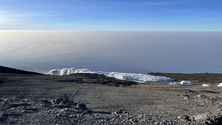 "Pour l'ascension finale, on a peu dormi, on démarre à minuit et demi pour assister au lever du soleil au sommet. Avec des pics de température à moins vingt degrés. C’était grandiose", confie notre baroudeuse. (LETIZIA CULIOLI-GRISONI)