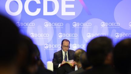 Fran&ccedil;ois Hollande prend des notes avant son intervention &agrave; la conf&eacute;rence investissement et climat &agrave; Paris, le 3 juin 2015. (ALAIN JOCARD / POOL / AFP)