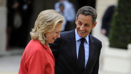 Hillary Clinton, alors secr&eacute;taire d'Etat am&eacute;ricaine, et Nicolas Sarkozy, alors pr&eacute;sident fran&ccedil;ais, le 1er septembre 2011, &agrave; l'Elys&eacute;e. (LIONEL BONAVENTURE / AFP)