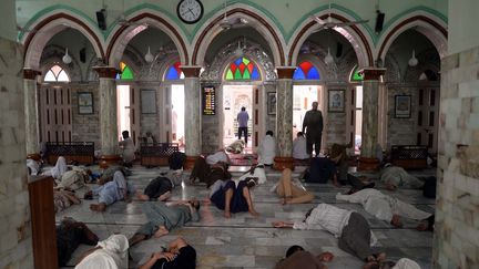 Des habitants de Karachi, au Pakistan, viennent chercher un peu de fra&icirc;cheur dans une mosqu&eacute;e de la ville, alors que le pays fait face &agrave; la canicule, en plein mois de Ramadan, le 20 juin 2015.&nbsp; (CITIZENSIDE / SYED RIZWAN ALI / CITIZENSIDE.COM / AFP)