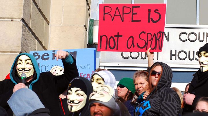 Des membres d'Anonymous et des habitants de Steubenville (Ohio) manifestent devant le tribunal de la ville, le 5 janvier 2013. (MICHAEL D. MCELWAIN / AP / SIPA)