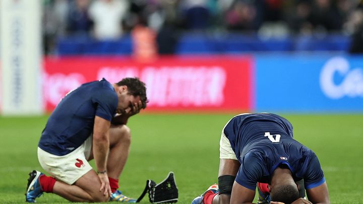 La déception des Bleus après l'élimination face à l'Afrique du Sud, le 15 octobre 2023. (FRANCK FIFE / AFP)