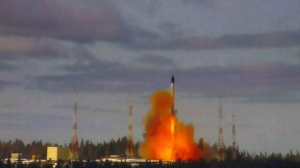 Capture d'écran réalisée à partir d'une séquence vidéo publiée par le ministère russe de la Défense le 20 avril 2022 montre le lancement du missile balistique intercontinental Sarmat sur le terrain d'essai de Plesetsk, en Russie. (HANDOUT / RUSSIAN DEFENCE MINISTRY / AFP)