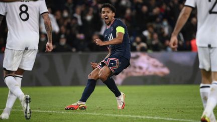 Marquinhos a permis au PSG d'égaliser, lors du match de Ligue 1 contre Lille, le 29 octobre 2021. (FRANCK FIFE / AFP)