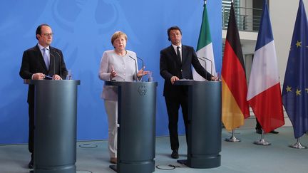 François Hollande, Angela Merkel et Matteo Renzi, le 27 juin 2016 à Berlin. (WOLFGANG KUMM / DPA / AFP)