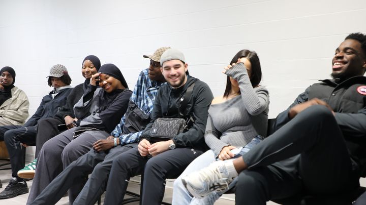 Des jeunes rient lors d'un atelier sur les relations police-population, à Romainville (Seine-Saint-Denis), le 14 juin 2024. (CLARA LAINE / FRANCEINFO)