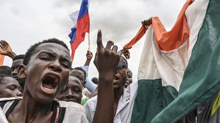 Des soutiens de la junte militaire agitent les drapeaux russe et nigérien lors d'une manifestation à Niamey (Niger), le 11 août 2023. (AFP)