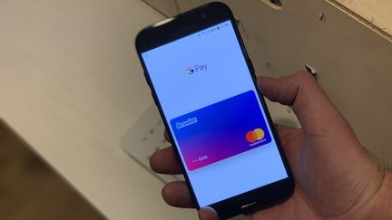 Démonstration de paiement&nbsp;via Google Pay avec un smartphone et un compte Revolut. (JEROME COLOMBAIN / RADIO FRANCE)