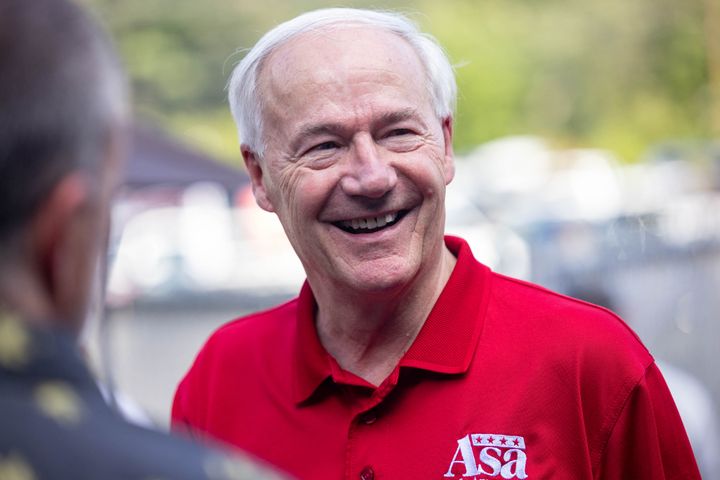 Asa Hutchinson lors d'un pique-nique pour la fête du travail, le 4 septembre 2023, à Salem (New Hampshire, Etats-Unis). (SCOTT EISEN / GETTY IMAGES NORTH AMERICA / AFP)