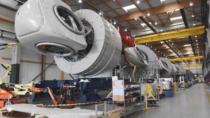 Des nacelles d'éoliennes sont construites sur le site de Montoir-de-Bretagne, en Loire-Atlantique, ici en septembre 2020. (SEBASTIEN SALOM-GOMIS / AFP)