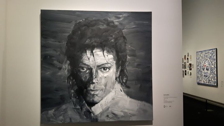 Portrait de Michael Jackson réalisé par le&nbsp;peintre chinois Yan Pei Ming, visible au Grand Palais à Paris dans l'exposition "Michael Jackson - On the wall". (ANNE CHÉPEAU / FRANCEINFO)