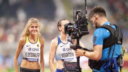 L'Allemande Konstanze Klosterhalfen, spécialiste des courses de demi-fond, dans le focus d'une caméra de télévision, lors des championnats du monde d'athlétisme à Doha (Qatar) en 2019. (ANKE WAELISCHMILLER / AFP)