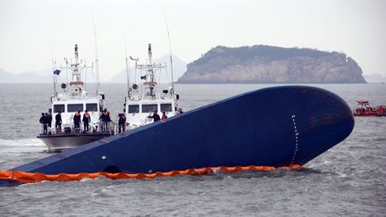 Les op&eacute;rations de sauvetage apr&egrave;s le naufrage du ferry sud-cor&eacute;en "Sewol", le 17 avril 2014, qui a fait 64 morts et 238 disparus. (ED JONES / AFP)