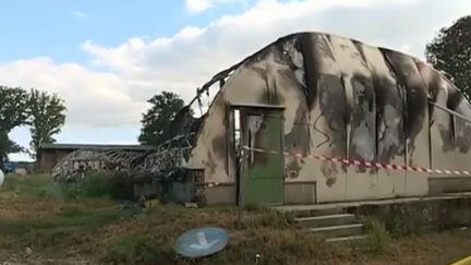 Trois bâtiments d'élevage de volailles ont été incendiés dans l'Orne dans la nuit du lundi 16 au mardi 17 septembre. La piste des militants anti-viande est privilégiée. (FRANCE 3)