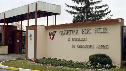 L'entrée de la caserne du Roc Noir, à Chambéry (Savoie), le 13 décembre 2005. (JEAN-PIERRE CLATOT / AFP)