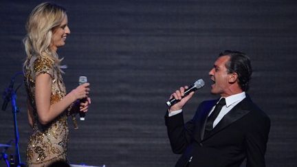 FRANCE, Antibes : Czech model Karolina Kurkova and Spanish actor Antonio Banderas attend the 2012 amfAR&#039;s Cinema Against Aids on May 24, 2012 in Antibes, southeastern France. AFP PHOTO / ALBERTO PIZZOLI
 (AFP PHOTO / ALBERTO PIZZOLI)