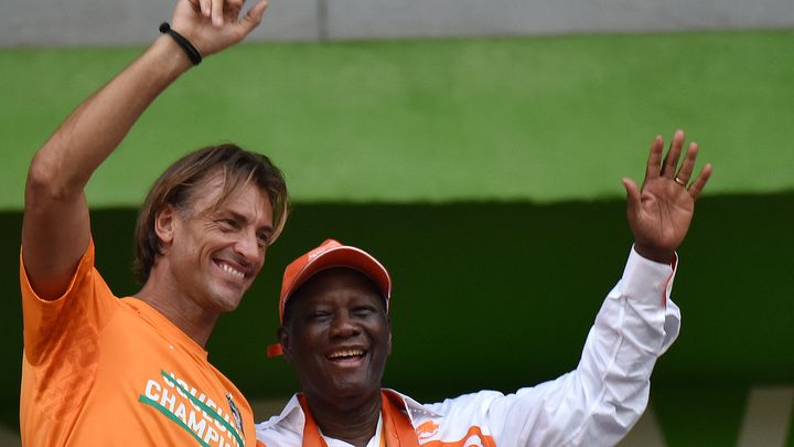 Le président de la Côte d'Ivoire, Alassane Ouattara, félicite le sélectionneur de son équipe nationale, Hervé Renard, après sa victoire dans la Coupe d'Afrique des nations, le 9 février 2015 à Abidjan. (SIA KAMBOU / AFP)