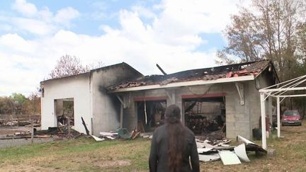 Les incendies qui frappent la France ont de terribles conséquences pour l'environnement, et ont aussi bouleversé le quotidien de nombreux sinistrés.&nbsp;Certains ont tout perdu en quelques minutes.&nbsp;L'exécutif a donc annoncé, lundi 15 août, des aides fiscales pour les particuliers ou entreprises touchés. (FRANCE 3)