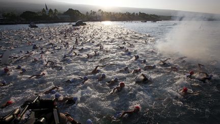 Le départ de l'Ironman d'Hawaï le 9 octobre 2010. (BRUCE OMORI / EPA)