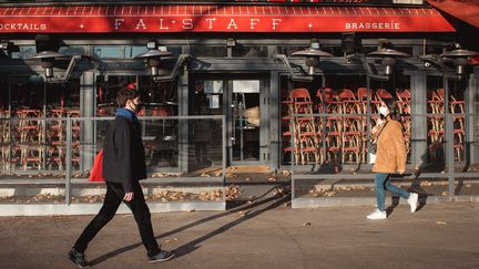 Un café fermé à Paris à cause de la crise sanitaire, le 28 novembre 2020. (L?O PIERRE / HANS LUCAS)