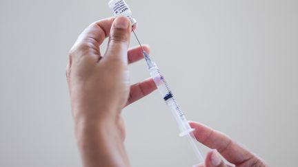 Une infirmière s'apprête à injecter une dose de vaccin Pfizer-BioNTech, à la La Baule (Loire-Atlantique), le 29 juillet 2021. (BAPTISTE ROMAN / HANS LUCAS)