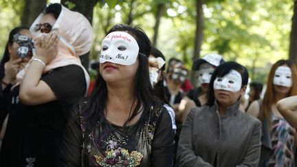 Des travailleuses du sexe se sont rassembl&eacute;es&nbsp;&agrave; Paris&nbsp;pour protester contre la proposition de loi renfor&ccedil;ant la lutte contre la prostitution, le 11 juin 2015. (THOMAS SAMSON / AFP)