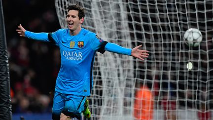 Lionel Messi célèbre un but marqué par le FC Barcelone face à Arsenal en 8e de finale aller de Ligue des champions à Londres le 23 février 2016. (JAVIER SORIANO / AFP)