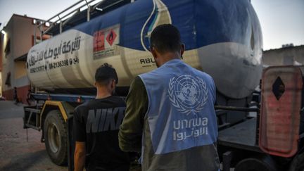 Des responsables de l'agence de l'ONU pour les réfugiés palestiniens (Unrwa) apportent du carburant à l'hôpital Al-Nasser de Khan Yunis, à Gaza, le 10 novembre 2023. (ABED ZAGOUT / ANADOLU / AFP)