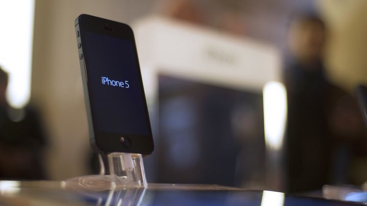 Un iPhone 5, pr&eacute;sent&eacute; dans un Apple Store parisien, le 21 septembre 2012. (MARTIN BUREAU / AFP)