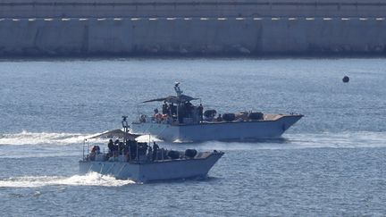 Des navires israéliens manoeuvrent dans le post d'Ashod, au sud d'Israël, le 29 juillet 2018. (JACK GUEZ / AFP)