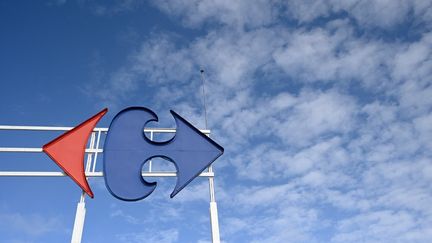 Le logo Carrefour sur un supermarché à Rennes (Ille-et-Vilaine), le 25 février 2021. (DAMIEN MEYER / AFP)