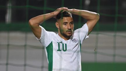 Sofiane Feghouli&nbsp;le regard dans le vide après l'élimination de l'Algérie en match de qualification à la Coupe du monde, le 29 mars 2022. (AFP)