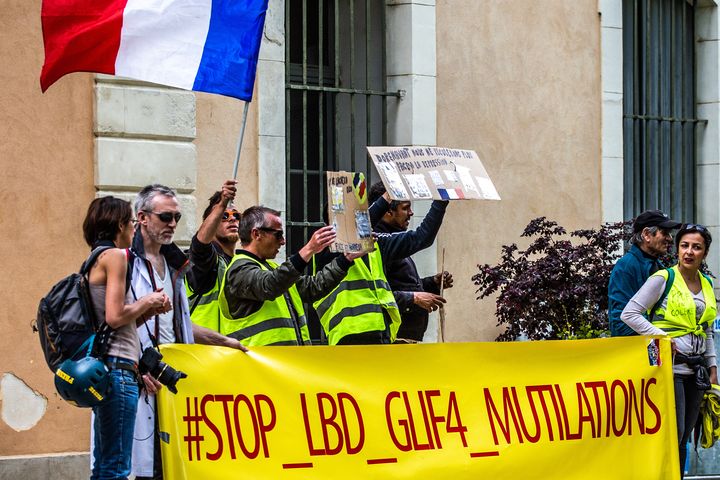 Des "gilets jaunes" dénoncent les mutilations provoquées par les tirs de LBD et demandent l'interdiction de ces armes, le 19 mai à Alès. (BENJAMIN POLGE / HANS LUCAS / AFP)