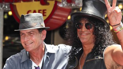 Charlie Sheen (G) venu soutenir Slash, l'ancien guitariste de Guns N'Roses lors de l'inauguration de son &eacute;toile sur le Walk of Fame d'Hollywood. Et rappeler &agrave; quel point lui et son pote avaient eu une vie (et des narines) bien charg&eacute;e. (WESTCOM / STARMAX / SIPA)