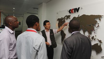 Pékin veut proposer une offre non occidentale de l’information africaine et, pour cela, ne recule devant aucun investissement. Des voyages de presse tous frais payés sont régulièrement organisés pour les journalistes du continent noir. Des aides financières sont octroyées à certains organes de presse africains. En 2015, lors du sommet Chine Afrique à Johannesburg, le président Xi Jinping a promis de former 1.000 professionnels africains des médias pendant trois ans. Dans le même temps, Radio Chine Internationale a considérablement renforcé sa présence en Afrique depuis une décennie. En pleine expansion, elle dispose d’une station FM à Dakar depuis juillet 2015. En 2012, CCTV, la Télévision centrale de Chine, a lancé CCTV Afrique, un centre de production d’informations basé au Kenya.   ( SIMON MAINA / AFP)