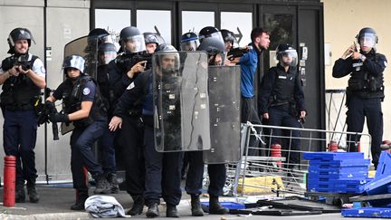 Le centre commercial Rosny 2 (Seine-Saint-Denis) a été pillé vendredi 30 juin. (BERTRAND GUAY / AFP)