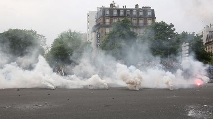 Des gaz lacrymogènes lors d'une manifestation contre la loi Travail, le 26 mai 2016 à Paris. (MUSTAFA SEVGI / ANADOLU AGENCY / AFP)