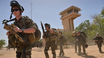 Des soldats fran&ccedil;ais patrouillent &agrave; Tombouctou (Mali), le 28 janvier 2013. (ERIC FEFERBERG / AFP)