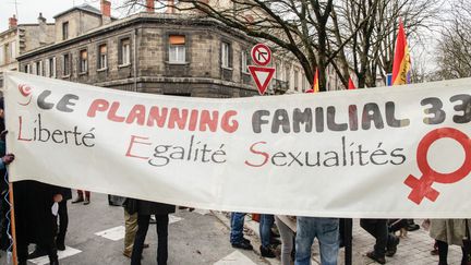 Une banderole du Planning familial de la Gironde déployée le 11 janvier 2014 à Bordeaux. (THIBAUD MORITZ / MAXPPP)