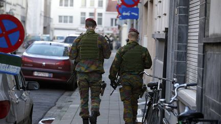 Des soldats belges patrouillent dans les rues d'Anvers (Belgique), samedi 17 janvier 2015, apr&egrave;s le d&eacute;mant&egrave;lement d'une cellule de pr&eacute;sum&eacute;s jihadistes. (NICOLAS MAETERLINCK / BELGA MAG / AFP)