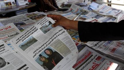 Des journaux montrent une photo de la Fran&ccedil;aise Isabelle Prime, enlev&eacute;e au Y&eacute;men, le 25 f&eacute;vrier 2015. ( ANADOLU AGENCY / AFP)